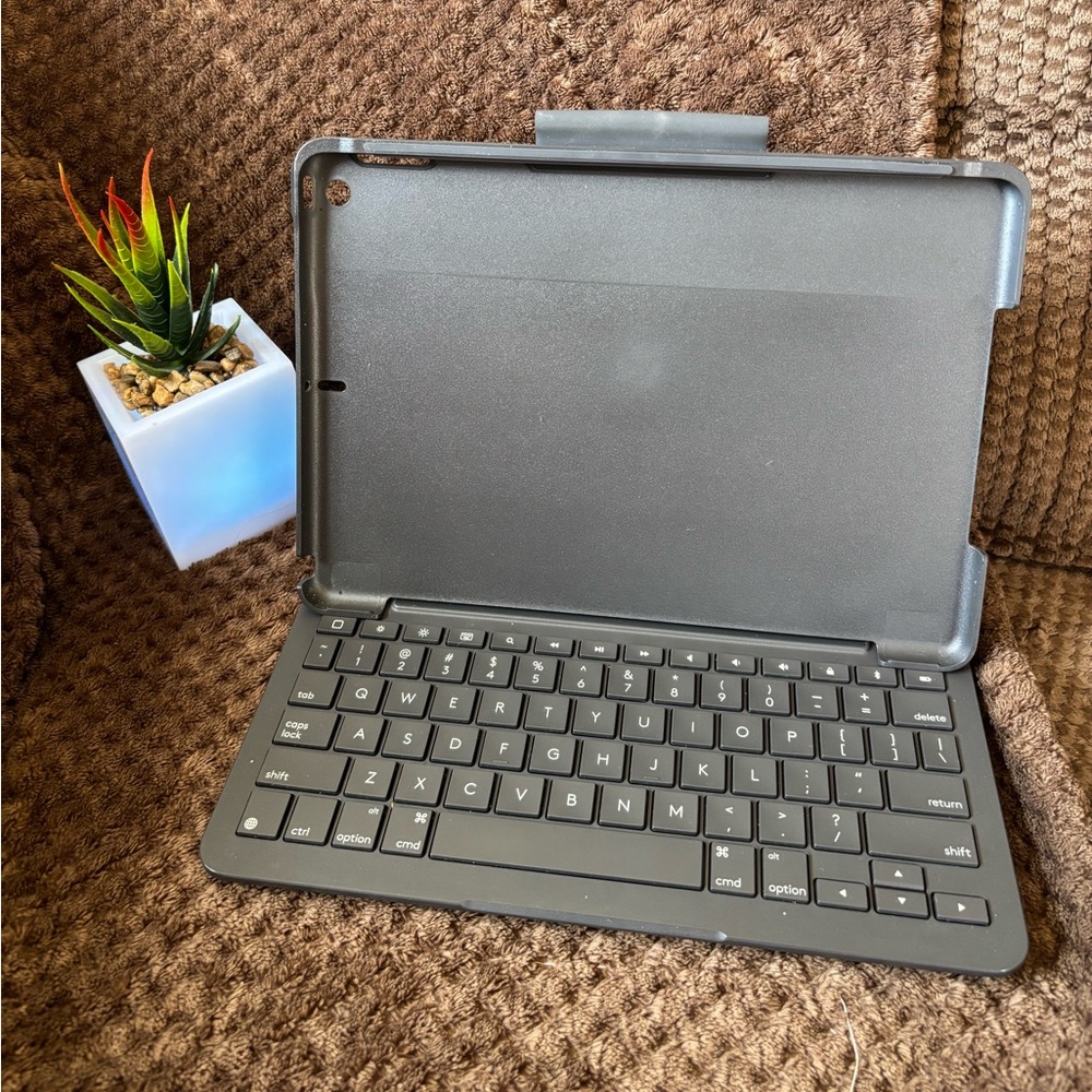 🩶LOGITECH IPAD SLIM FOLIO KEYBOARD CASE FOR IPAD 9TH GEN🩶